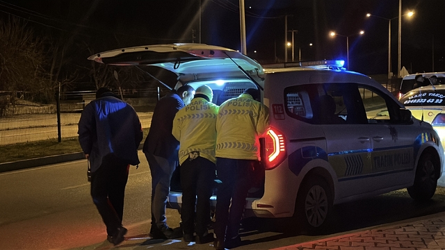 Çevirmeden kaçan alkollü sürücü yakalandı, polise zor anlar yaşattı
Dur ihtarına uymayan alkollü sürücüye yaklaşık 20 bin lira para cezası uygulanarak, ehliyetine 6 ay el konuldu