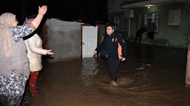 Manisa'da büyükşehir ve MASKİ'den sağanak yağışa etkin müdahale