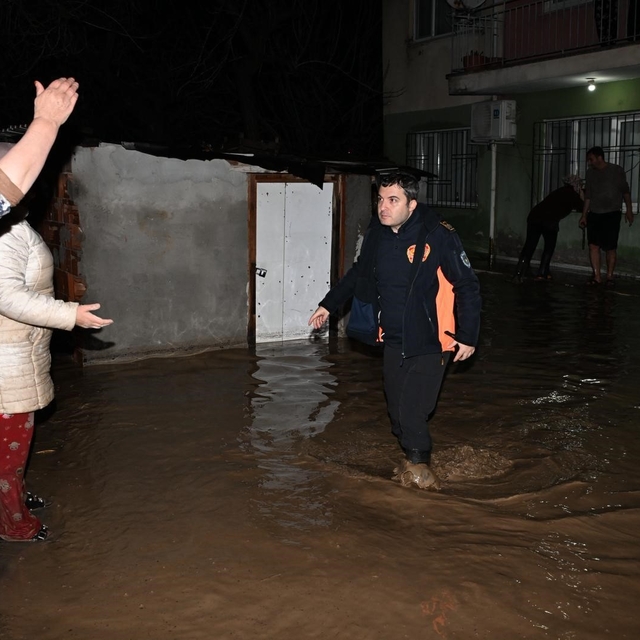 Manisa'da büyükşehir ve MASKİ'den sağanak yağışa etkin müdahale