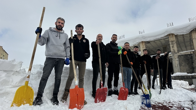Yüksekova'da 20 kişilik ekibin çatıda kar temizleme mesaisi