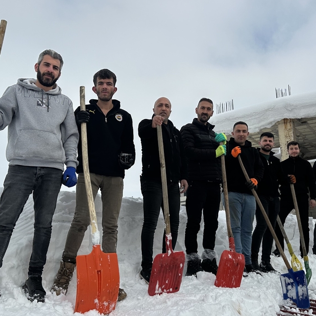 Yüksekova'da 20 kişilik ekibin çatıda kar temizleme mesaisi