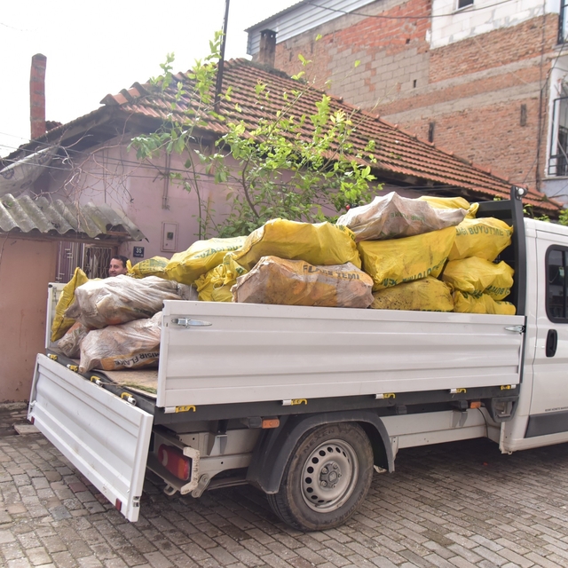 İncirliova Belediyesi'nden ailelere yakacak desteği