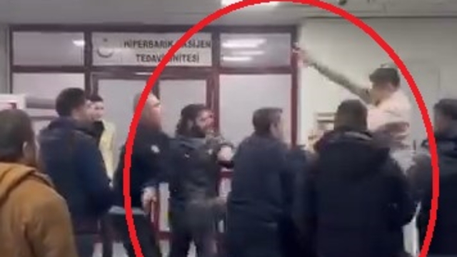 Hastanenin acil servisinde bıçaklı, tekmeli ve yumruklu kavga kamerada; 1 yaralı