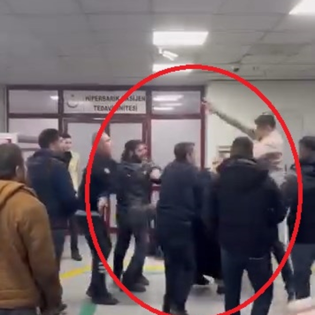 Hastanenin acil servisinde bıçaklı, tekmeli ve yumruklu kavga kamerada; 1 y...