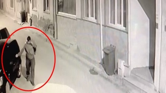 Kesici aletle 5 araca zarar verdi; olay kamerada