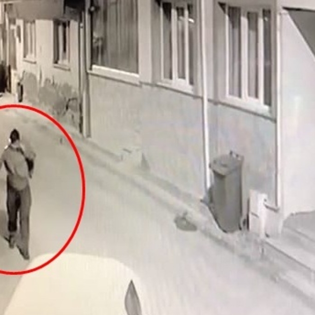 Kesici aletle 5 araca zarar verdi; olay kamerada