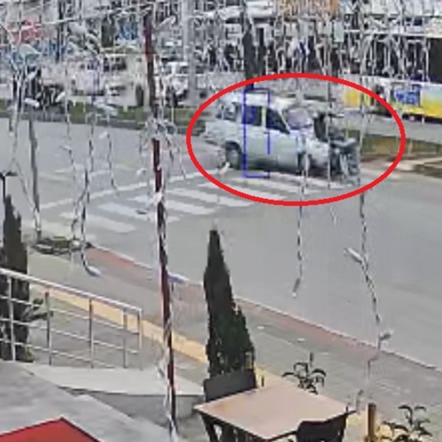 Otomobilin yayaya çarptığı kaza kamerada