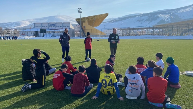 Bayburt'ta minik sporculara bilinçli teknoloji kullanımı anlatıldı