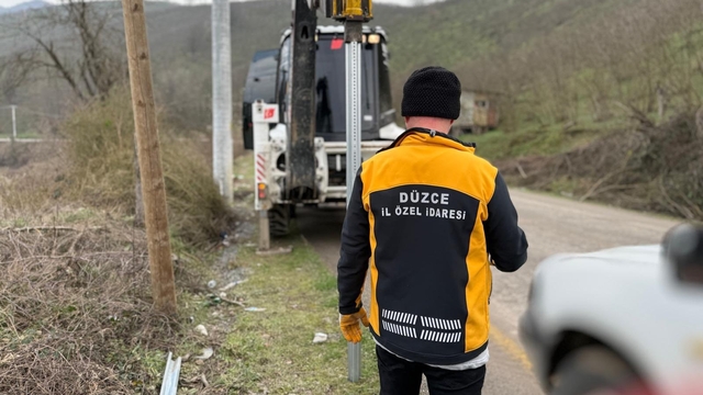 Düzce'de grup yollarında tabela çalışmaları sürüyor