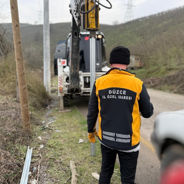 Düzce'de grup yollarında tabela çalışmaları sürüyor