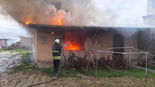 Altınözü'nde ev yangını