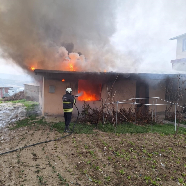 Altınözü'nde ev yangını