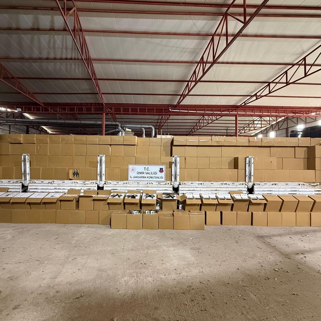 İzmir'de 12 milyon 720 bin kaçak makaron ele geçirildi