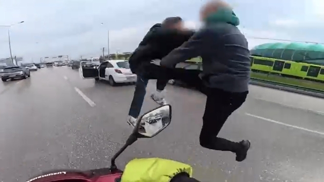 Bursa'da sürücülerin tekmeli-yumruklu kavgası kask kamerasında