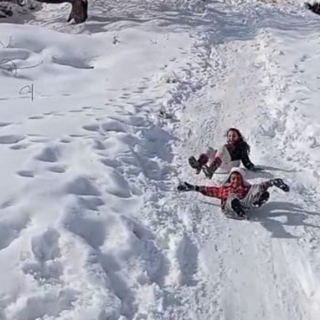 Çocukların karın keyfini tepsi ve bidonlarla çıkardı