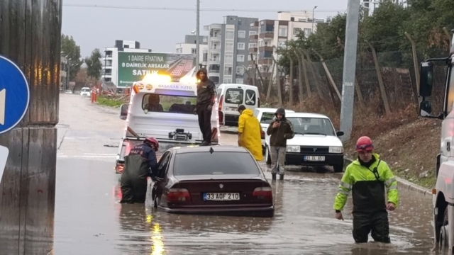 Adana'da sağanak hayatı felç etti: Araçlarında mahsur kalan vatandaşları itfaiye kurtardı