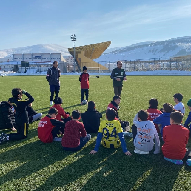 Bayburt'ta minik sporculara bilinçli teknoloji kullanımı anlatıldı