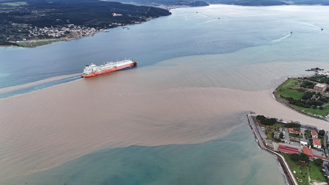 Çanakkale Boğazı'nın rengi değişti; Avrupa Yakası mavi olarak kaldı
