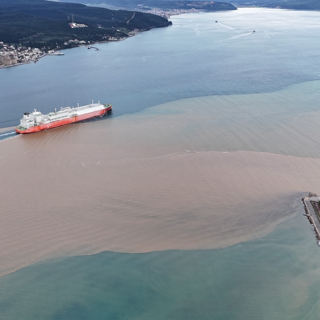 Çanakkale Boğazı'nın rengi değişti; Avrupa Yakası mavi olarak kaldı