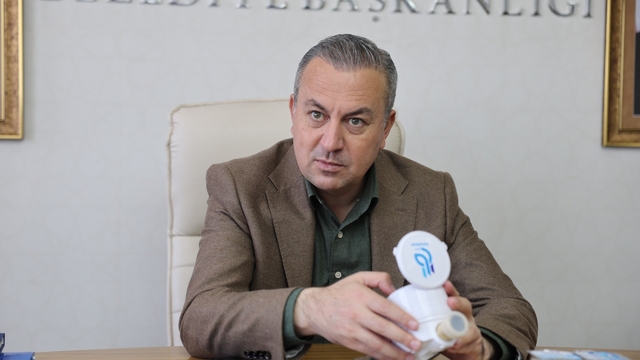 Sivas Belediyesi mühendislerinin ürettiği su sayacı su tasarrufu sağlayacak
Cep telefonuyla uzaktan kontrol edilebilen sayaç, evdeki su sızıntılarını belediyeye bildirip, hem su tasarrufu hem de tüketici faturalarının düşmesini sağlıyor