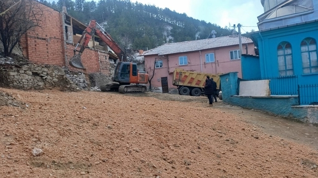 Kütahya'da tarihi caminin çevresindeki görüntü kirliliği ortadan kaldırıldı