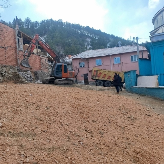 Kütahya'da tarihi caminin çevresindeki görüntü kirliliği ortadan kaldırıldı