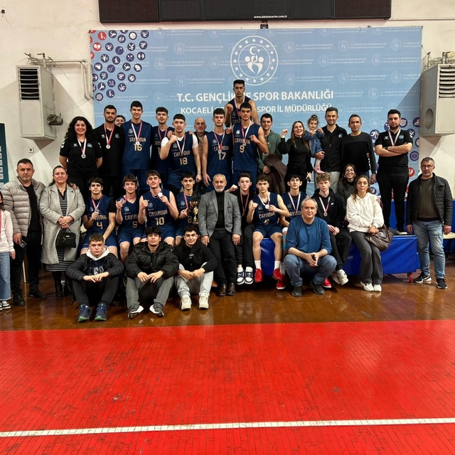 Çayırova'nın genç basketbolcuları Kocaeli ikincisi oldu