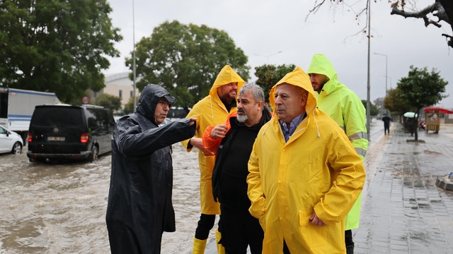 Başkan Demirçalı, yoğun sağanakta ekiplerle sahada
