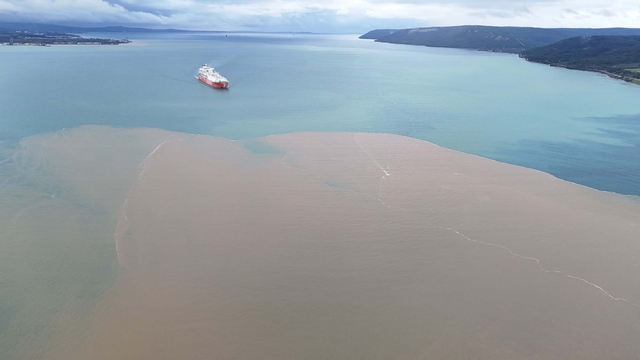 Çanakkale Boğazı'nda denizin rengi kahverengiye döndü