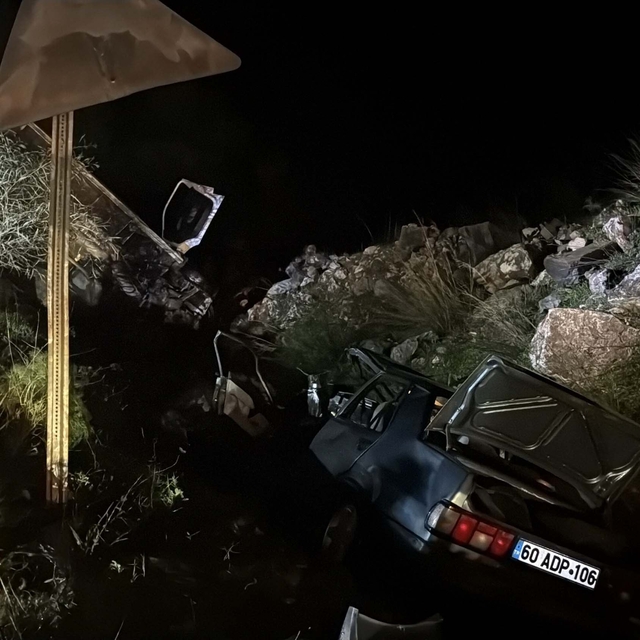 Kaza sonrası yardım için duran sürücünün otomobiline minibüs çarptı; 3 yara...