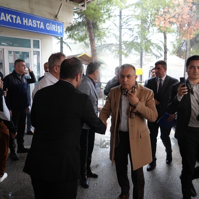 Vali Kemal Çeber, kazada yaralanan vatandaşları hastanede ziyaret etti