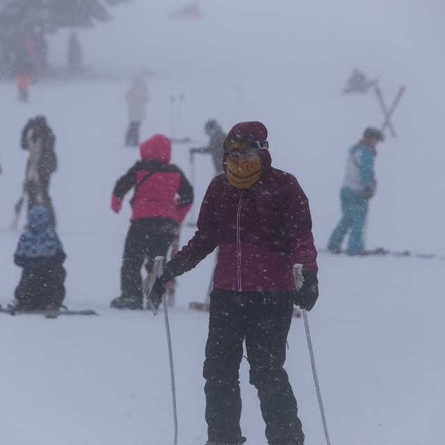 Uludağ'da sömestr tatilinin son günlerinde sis ve soğuğa rağmen yoğunluk sü...