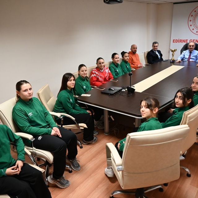 Edirneli sporcular Yasemin Adar Kadınlar Güreş Turnuvası'nda başarı elde et...