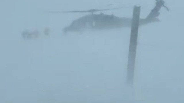 Yolu kapalı köydeki hasta jandarma helikopteriyle hastaneye ulaştırıldı