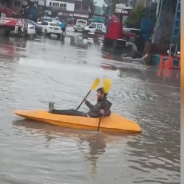 Gölde değil sokakta kano keyfi