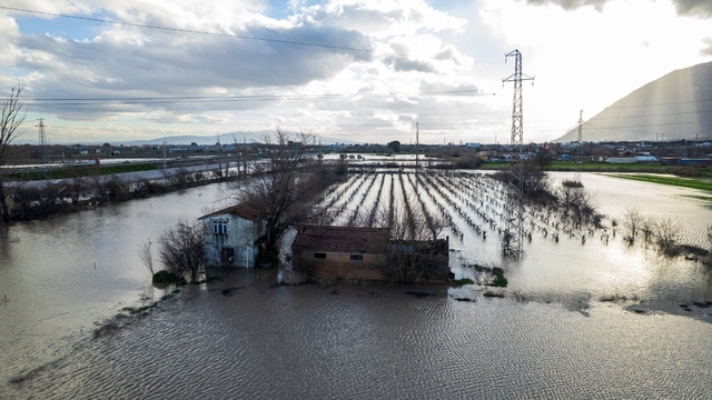 Manisa'yı sağanak vurdu, taşkın hasarı gün ağarınca ortaya çıktı
Tarım arazileri göle döndü
Sel sularının sürükleyerek Çaybaşı Deresi'ne düşürdüğü otomobil, dere yatağındaki ağaçlara takılarak durabildi
Manisa Büyükşehir Belediyesi ve MASKİ ekipleri, 600 personel ve 150 araçla bölgedeki temizlik ve tahliye çalışmalarını sürdürüyor