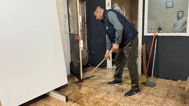 İzmir'de ev ve iş yerleri sele teslim oldu
Yatalak genci komşuları kurtardı