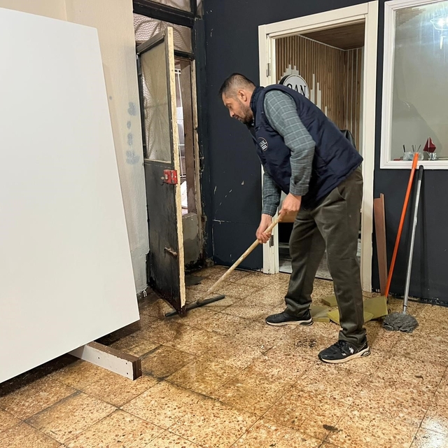 İzmir'de ev ve iş yerleri sele teslim oldu
Yatalak genci komşuları kurtardı