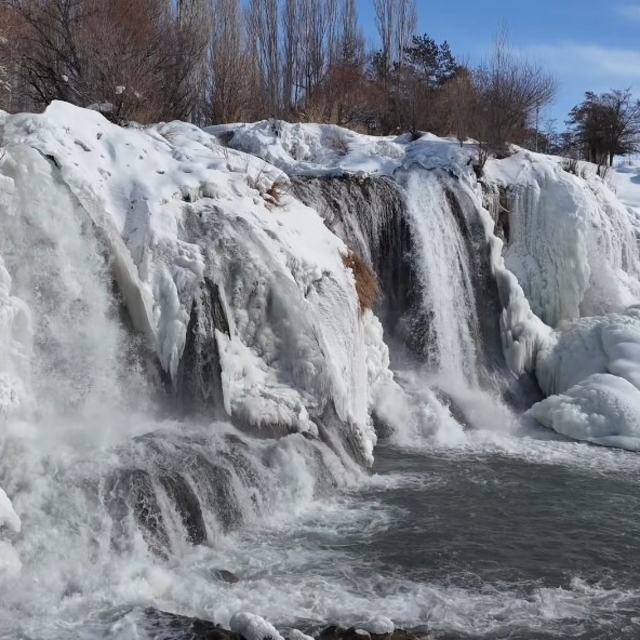 Muradiye Şelalesi beyaz gelinliğini giydi