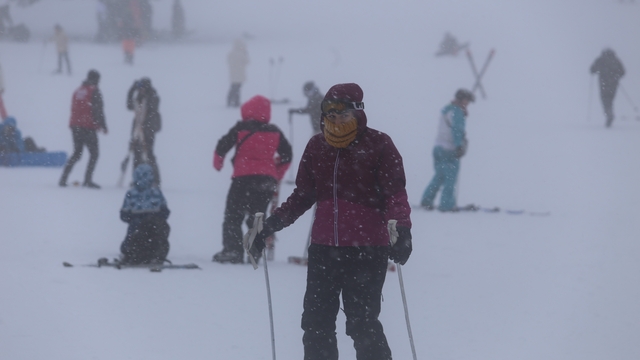 Uludağ'da sömestr tatilinin son günlerinde sis ve soğuğa rağmen yoğunluk sürüyor