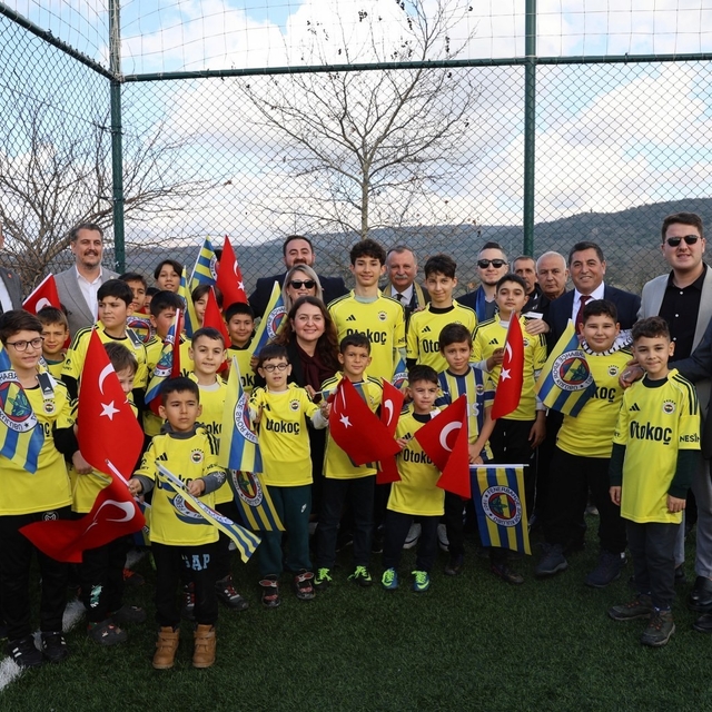 Galatasaraylı başkan, Fenerbahçeli çocukları sevindirdi