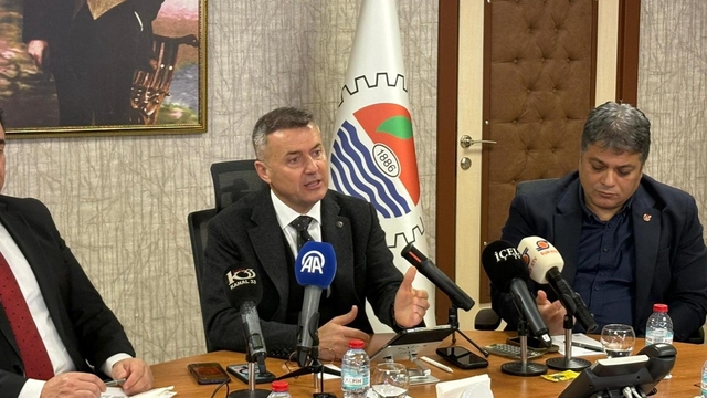 MTSO Başkanı Çakır: "Mersin, yeni dünya düzeninde lojistiğin merkez üssü olacak"
MTSO Başkanı Hakan Sefa Çakır, 2025'i değerlendirdi, 2026 hedeflerini açıkladı
"2026'dan itibaren yeşil dönüşüme uyum sağlayamayan firmalar pazardan çekilecek"
"Mersin, Türkiye ortalamasının üzerinde büyüyor"