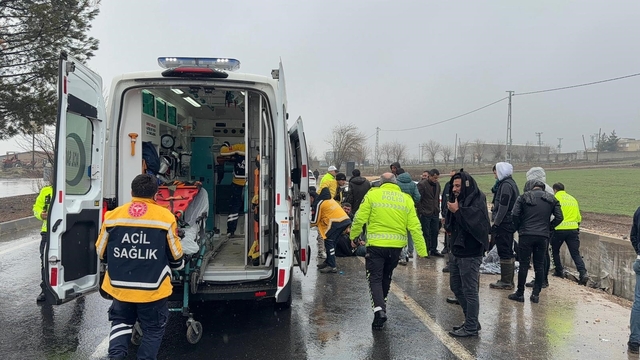 Diyarbakır'da otomobil yoldan çıktı: 2 yaralı