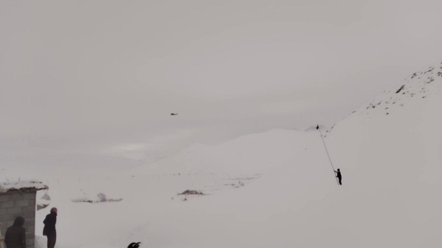 Mahsur kalan hastayı almaya giden helikoptere bez sallayarak yol gösteri