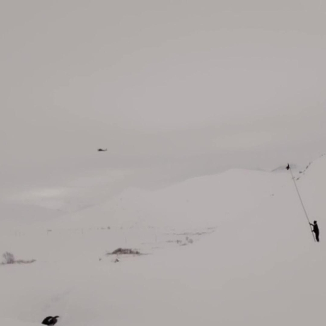 Mahsur kalan hastayı almaya giden helikoptere bez sallayarak yol gösteri