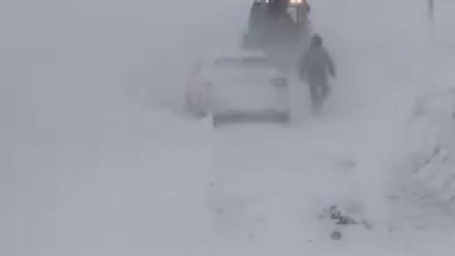 Sivas'ta yoğun kar ve tipi nedeniyle bazı yollar ulaşıma kapatıldı