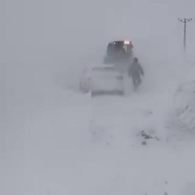 Sivas'ta yoğun kar ve tipi nedeniyle bazı yollar ulaşıma kapatıldı
