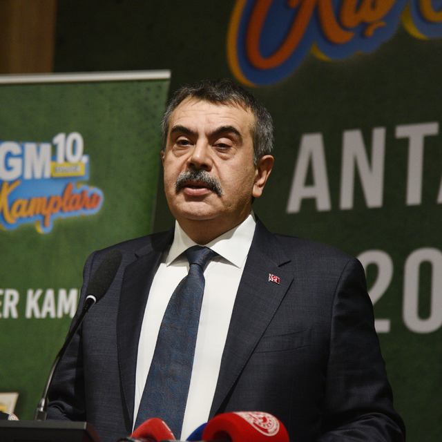 Bakan Tekin: Türkiye'de kimse kimsenin kılık kıyafetiyle uğraşmıyor