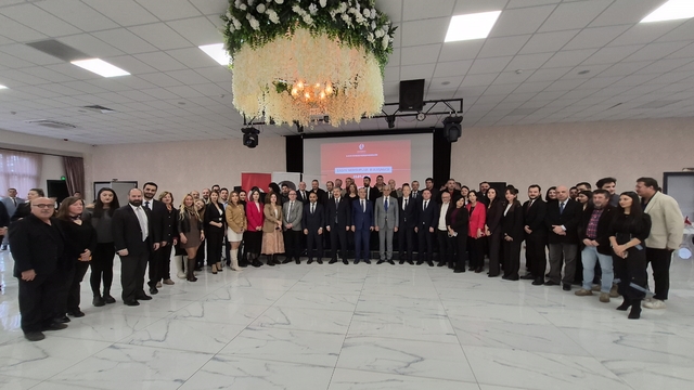 Vali Yılmaz, basın mensupları ile buluştu
Eskişehir Valisi Dr. Erdinç Yılmaz:
"24 saat esasına göre çalışacağız"
"Eleştirilerinize hiçbir itirazım olmaz, amacım hizmet etmektir"
"Sizlere kapım da telefonum da her zaman açıktır"