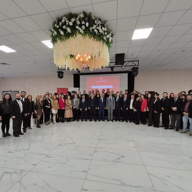 Vali Yılmaz, basın mensupları ile buluştu
Eskişehir Valisi Dr. Erdinç Yılma...